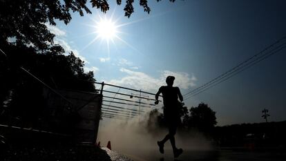 Un atleta compite en la final de 50km marcha por las calles de Moscú.