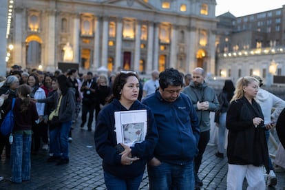 Al atrdecer, la plaza de San Pedro se llena de personas, que pretenden dar el último adios al Papa Franciasco.