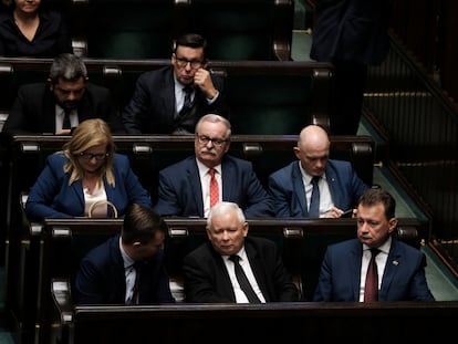 Bancada del partido Ley y Justicia, con Jaroslaw Kaczynski en el centro de la primera fila, el 17 de septiembre en la cámara baja de Polonia.