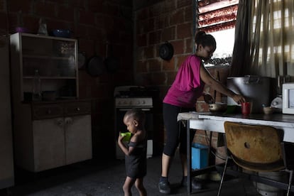 Una mujer, junto a su hijo en Petare, Caracas, durante el apagón.