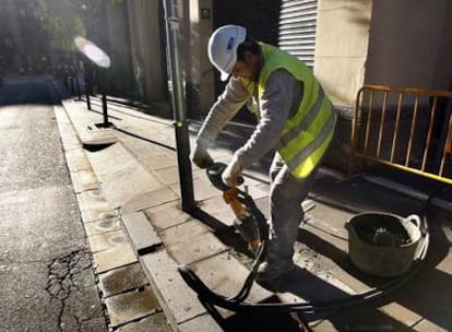 Los ayuntamientos vuelven a las obras para levantar el empleo, pero también idean otros trabajos contra la crisis.