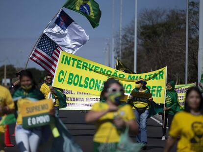 Unos manifestantes piden una intervención militar con Bolsonaro en el poder durante un acto en Brasilia, el pasado 28 de junio.