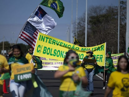 Manifestantes pedem intervenção militar com Bolsonaro no poder durante ato em Brasília no dia 28.