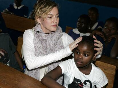 Madonna con su hija Mercy James.