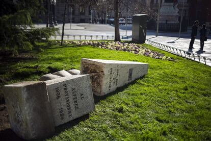 Desmontaje del monolito al Alf&eacute;rez Provisional en Madrid.