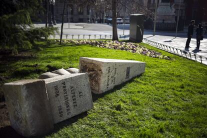 Desmontaje del monolito al Alférez Provisional en Madrid.