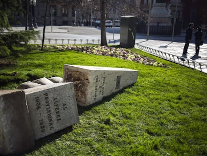 Desmontaje del monolito al Alf&eacute;rez Provisional en Madrid.