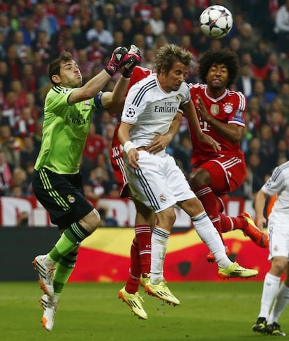 Dante y Coentrao despejan el balón ante Casillas