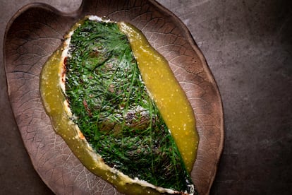 Hoja santa sobre una cama de queso y salsa verde, de Los Danzantes. 