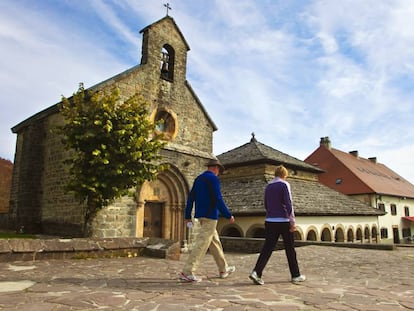 La iglesia gótica de Santiago, del siglo XIII, y junto a ella el Silo de Carlomagno, del XII, en Roncesvalles (Navarra).