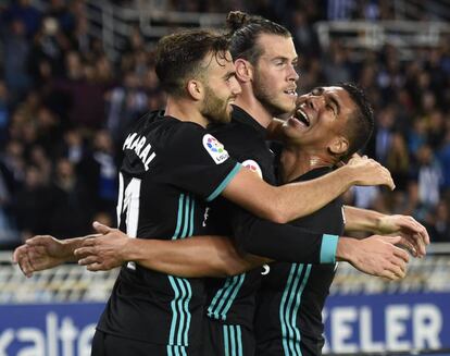 Borja Mayoral (I), Bale y Casemiro se abrazan despu&eacute;s del gol del gal&eacute;s.