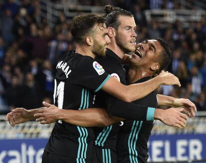 Borja Mayoral (I), Bale y Casemiro se abrazan después del gol del galés.