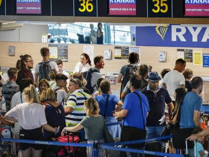 Viajeros en una de las terminales del aeropuerto de Valencia. 