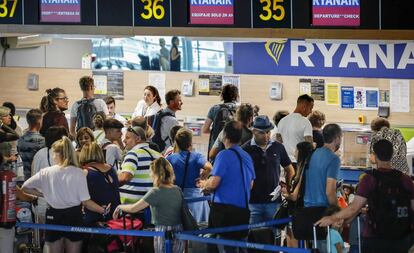 Viajeros en una de las terminales del aeropuerto de Valencia.