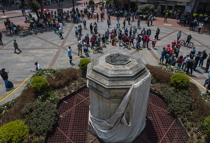 Un grupo de manifestantes indígenas tiran un monumento del conquistador español, Gonzalo Jimenez Quesada