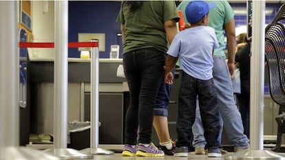 Una familia salvadoreña espera en fila tras haber entrado ilegalmente en Estados Unidos