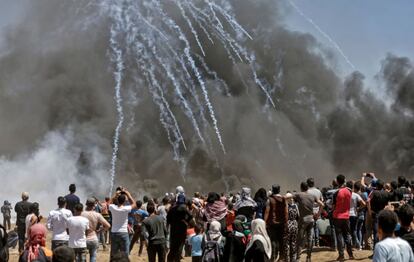 As tropas israelenses lançam gás lacrimogêneo contra os manifestantes palestinos na Faixa de Gaza.