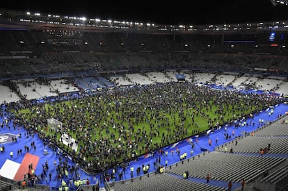 Los espectadores se concentran en el campo antes de abandonar el Estadio.