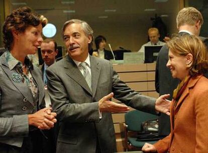 Elena Espinosa (derecha), con otros dos ministros europeos, en la reunión de titulares de Agricultura.