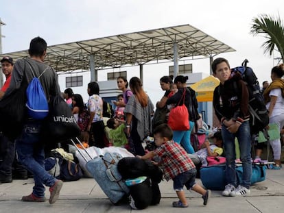 Un grupo de venezolanos, en la frontera con Perú.