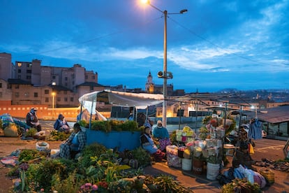 Amanecer en la plataforma Primero de Mayo, el mercado de plantas medicinales más grande de Quito (Ecuador).