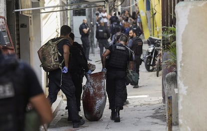 Policías brasileños cargan un cuerpo tras el asalto a la favela Jacarezinho, en Río de Janeiro