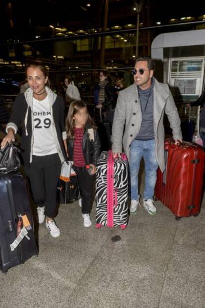 La actriz Paula Echevarr&iacute;a, el cantante David Bustamante y su hija Daniela en el Aeropuerto de Madrid el pasado mes de enero.