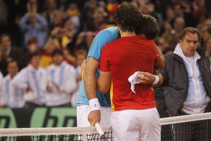 Del Potro y Nadal, en la red tras el final del partido de ayer. A la derecha, el capitán argentino, Tito Vázquez.