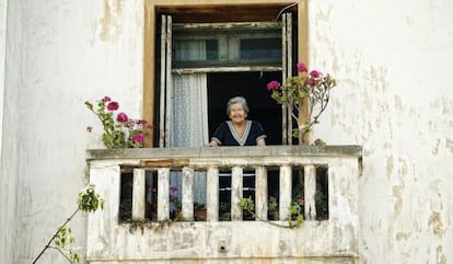 Paquita, en el balcón de su casa en Rabat esta semana.