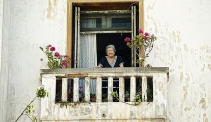 Paquita, en el balcón de su casa en Rabat esta semana.