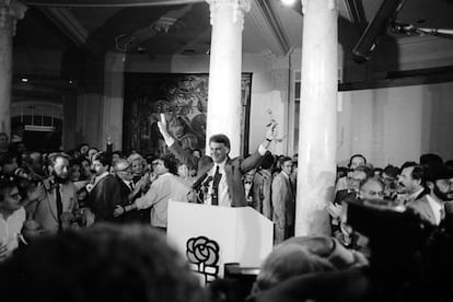 Madrid, 22 de junio de 1986. Felipe González haciendo el signo de la victoria tras conocer el triunfo del partido socialista en las elecciones legislativas.