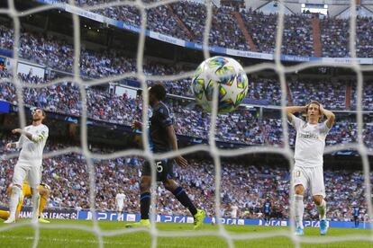 Los jugadores del Real Madrid, Sergio Ramos y Modric, se lamentan al encajar el segundo gol del Brujas.