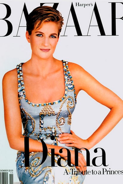 De seda y con abalorios y tachuelas, se cree que este vestido, incluido en la muestra, fue el primero que diseñó Gianni Versace para Diana. Fotografiada por Patrick Demarchelier en 1991, fue portada de la revista Harper's Bazaar en 1997, unos meses después de su muerte.