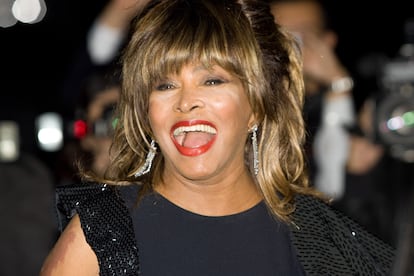 Tina Turner en The Mirror: "Si te preocupas por ti misma, tener 60 no es nada para las mujeres estos tiempos que corren. En el mundo de hoy en día puedes ser la mujer que quieras ser... Por supuesto, mi rostro ha envejecido, pero no lo suficiente como para preocuparme. Tengo sentido común como para saber que si estoy cerca de los 70 algo tiene que pasar".