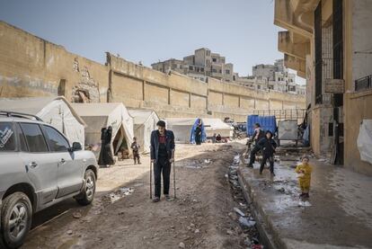 Desde diciembre, la ofensiva del régimen sirio con apoyo ruso e iraní ha desplazado a casi un millón de personas. Los últimos en llegar a la ciudad de Idlib son alojados en el estadio de fútbol, donde se concentran unas doscientas familias en condiciones insalubres.