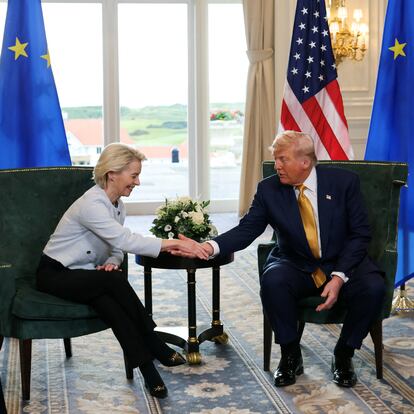U.S. President Donald Trump shakes hands with European Commission President Ursula von der Leyen, after an announcement of a trade deal between the U.S. and EU, in Turnberry, Scotland, Britain, July 27, 2025. REUTERS/Evelyn Hockstein