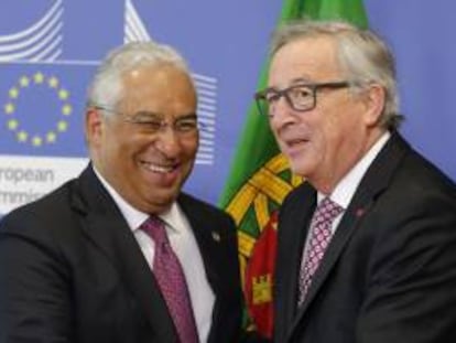 El presidente de la Comisi&oacute;n Europea, Jean-Claude Juncker, saluda al primer ministro luso, Ant&oacute;nio Costa.