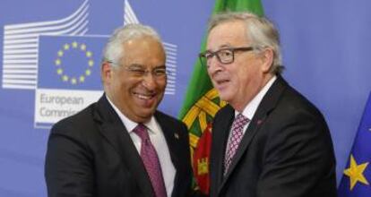 El presidente de la Comisi&oacute;n Europea, Jean-Claude Juncker, saluda al primer ministro luso, Ant&oacute;nio Costa.