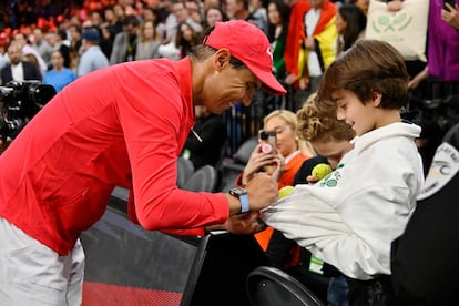 Rafa Nadal firma un autógrafo a un niño durante el partido. 