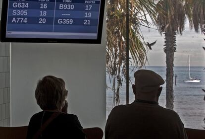 Una parella de gent gran espera torn per entrar en un dels consultoris a l'Hospital del Mar de Barcelona.