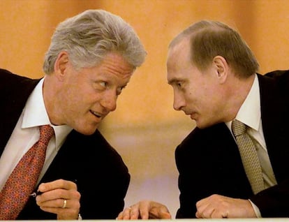 El presidente estadounidense, Bill Clinton (i) y el presidente ruso, Vladímir Putin (d) en un momento de la ceremonia de firma de los acuerdos de unión para la destrucción de armas de plutonio y cooperación en el lanzamiento de misiles, en 2000.

