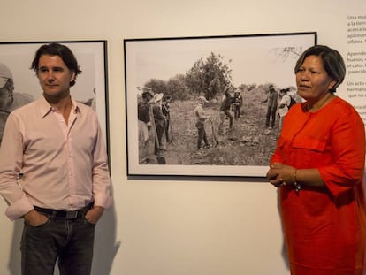 El fotógrafo Bernardo Aja y Mirna Medina líder del grupo las rastreadoras de El Fuerte, durante la exposición