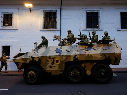 Soldados en un vehículo acorazado patrullan Quito (Ecuador), este martes.