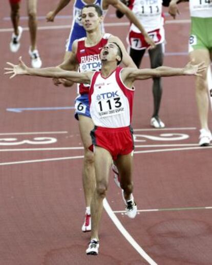Ramzi gana los 800m en los Mundiales de Helsinki 2005.