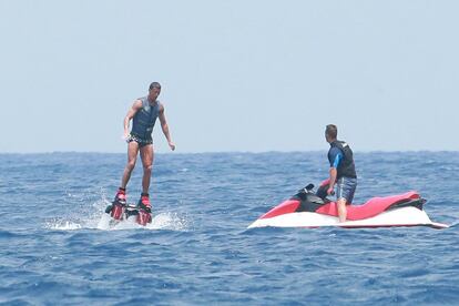 Cristiano Ronaldo aprovechó el día para practicar un poco de 'Flyboard'.