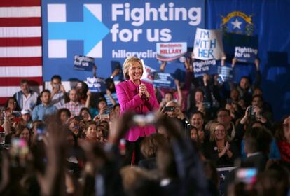 Clinton saluda a sus seguidores al terminar un discurso.