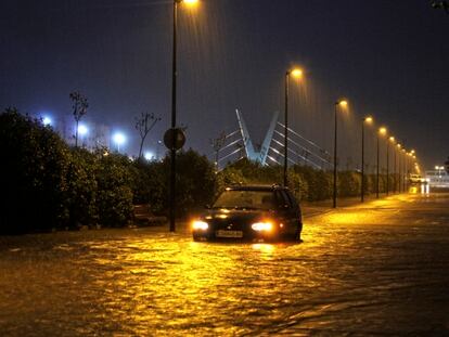 Una de las carreteras inundadas en Vinaròs.