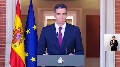 Pedro Sánchez speaking in La Moncloa, the seat of government.