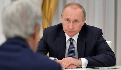 Putin conversa con Kerry (de espaldas) en Moscú.