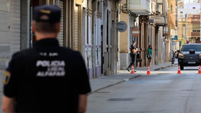 Cordón policial en las inmediaciones de la vivienda donde un vecino se ha atrincherado tras agredir a otro en plena calle en Alfafar (Valencia), el 2 de septiembre de 2025.